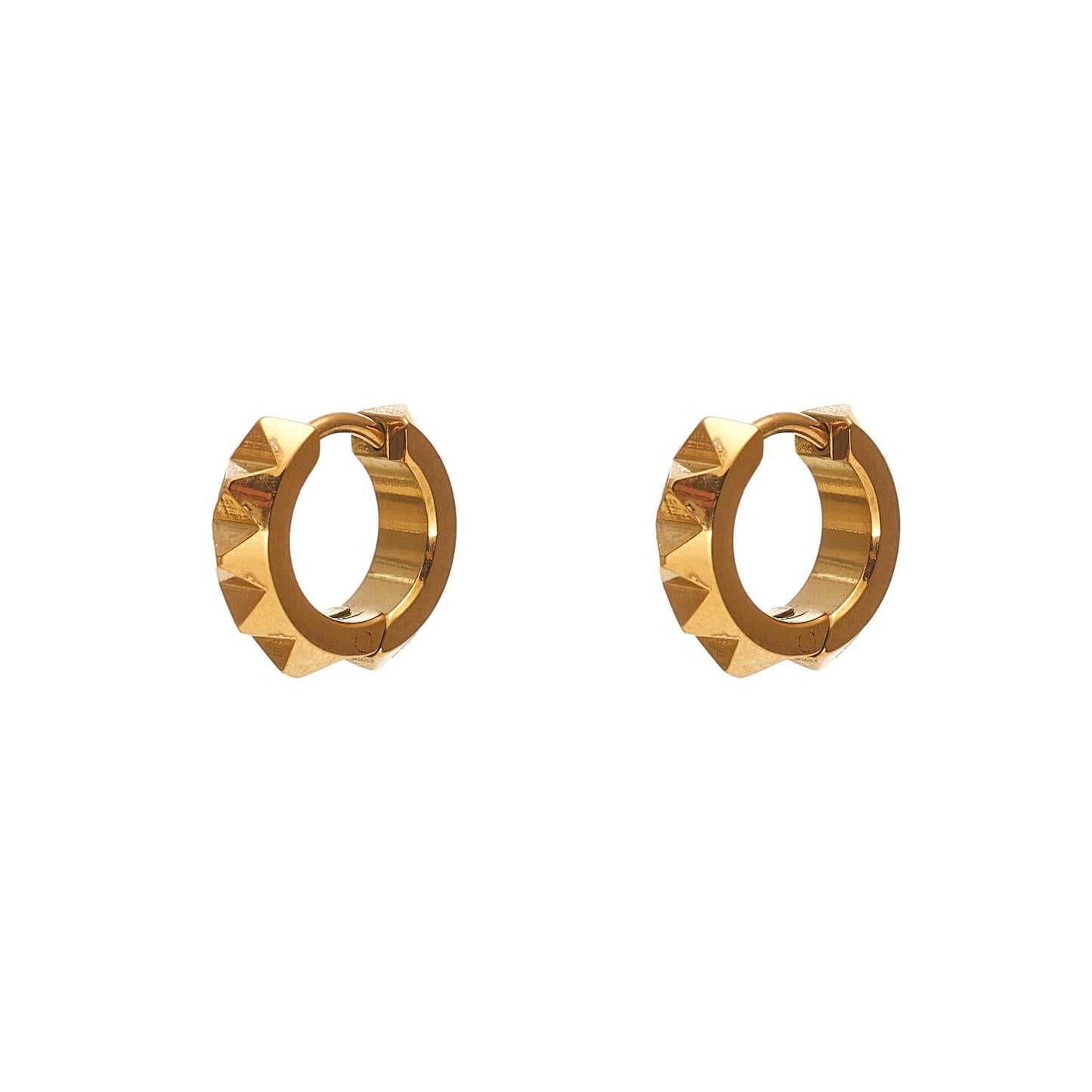 Hoop earrings with a pyramid spike detail in 14k gold-plated stainless steel